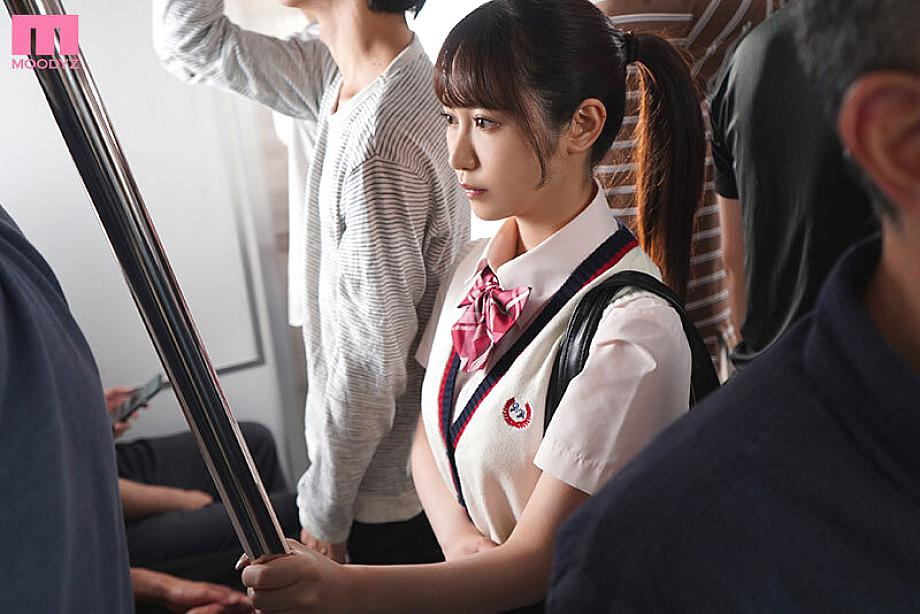 MIDV-599_Em nữ sinh váy ngắn trên tàu điện Ono Rikka MIDV-599_Em nữ sinh váy ngắn trên tàu điện Ono Rikka