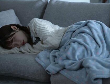 Thấy em gái ngủ say, anh trai giả vờ sờ soạng rồi cưỡng hiếp Thấy em gái ngủ say, anh trai giả vờ sờ soạng rồi cưỡng hiếp